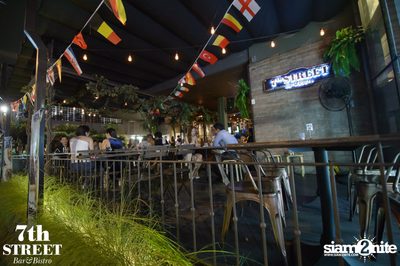 Friday Night at 7th Street Bar & Bistro, Thonglor Soi 10 — photo 76