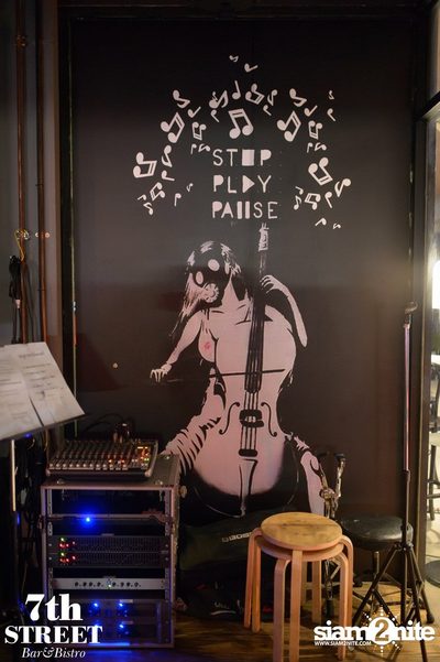 Friday Night at 7th Street Bar & Bistro, Thonglor Soi 10 — photo 91