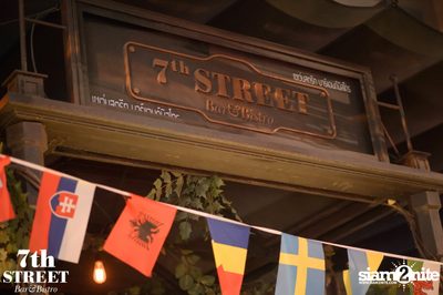 Friday Night at 7th Street Bar & Bistro, Thonglor Soi 10 — photo 94