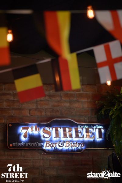 Friday Night at 7th Street Bar & Bistro, Thonglor Soi 10 — photo 97