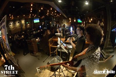 Friday Night at 7th Street Bar & Bistro, Thonglor Soi 10 — photo 99