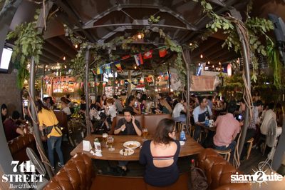 Friday Night at 7th Street Bar & Bistro, Thonglor Soi 10 — photo 101