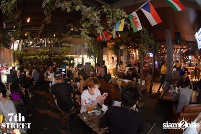 Friday Night at 7th Street Bar & Bistro, Thonglor Soi 10 — photo 104