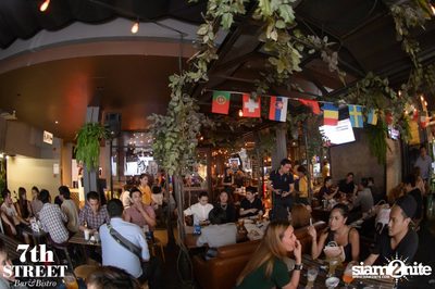 Friday Night at 7th Street Bar & Bistro, Thonglor Soi 10 — photo 107