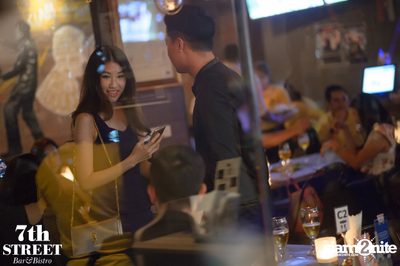 Friday Night at 7th Street Bar & Bistro, Thonglor Soi 10 — photo 129