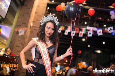 Friday Night at Hooters Bangkok, Sukhumvit Soi 15 — photo 6