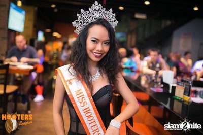 Friday Night at Hooters Bangkok, Sukhumvit Soi 15 — photo 7