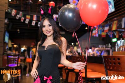 Friday Night at Hooters Bangkok, Sukhumvit Soi 15 — photo 10
