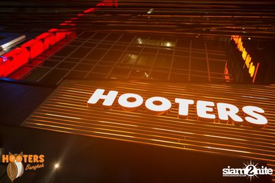Friday Night at Hooters Bangkok, Sukhumvit Soi 15 — photo 13