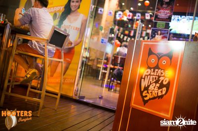 Friday Night at Hooters Bangkok, Sukhumvit Soi 15 — photo 15
