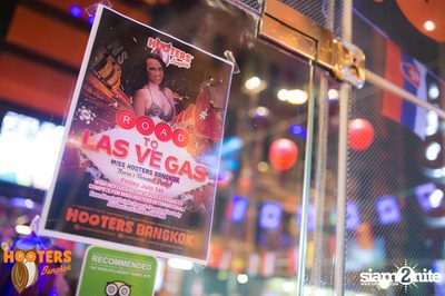 Friday Night at Hooters Bangkok, Sukhumvit Soi 15 — photo 16