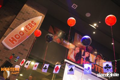 Friday Night at Hooters Bangkok, Sukhumvit Soi 15 — photo 19