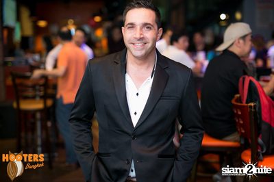 Friday Night at Hooters Bangkok, Sukhumvit Soi 15 — photo 23