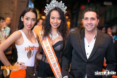 Friday Night at Hooters Bangkok, Sukhumvit Soi 15 — photo 24