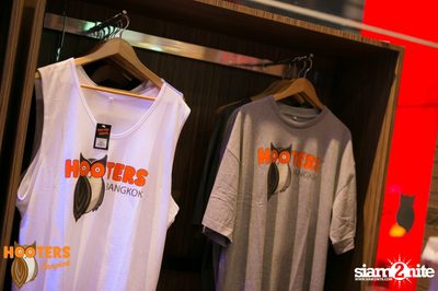 Friday Night at Hooters Bangkok, Sukhumvit Soi 15 — photo 29