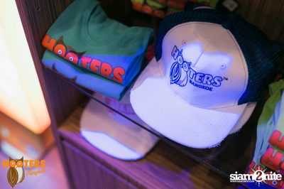 Friday Night at Hooters Bangkok, Sukhumvit Soi 15 — photo 30