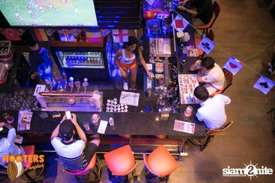 Friday Night at Hooters Bangkok, Sukhumvit Soi 15 — photo 32