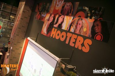 Friday Night at Hooters Bangkok, Sukhumvit Soi 15 — photo 33