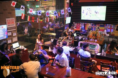 Friday Night at Hooters Bangkok, Sukhumvit Soi 15 — photo 34