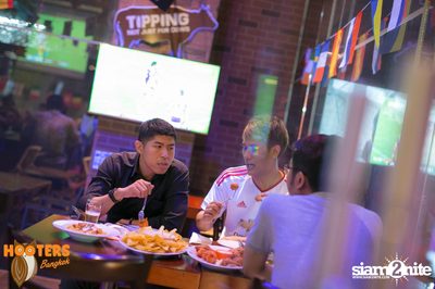 Friday Night at Hooters Bangkok, Sukhumvit Soi 15 — photo 37