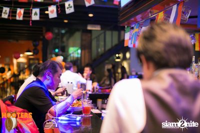 Friday Night at Hooters Bangkok, Sukhumvit Soi 15 — photo 38