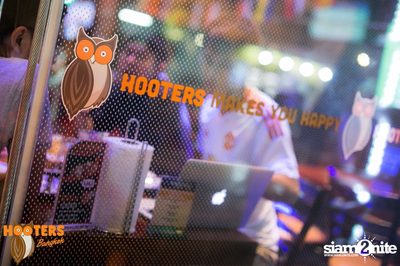 Friday Night at Hooters Bangkok, Sukhumvit Soi 15 — photo 39