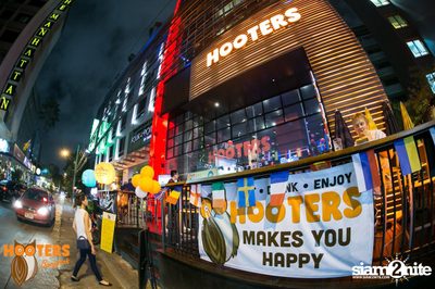 Friday Night at Hooters Bangkok, Sukhumvit Soi 15 — photo 41