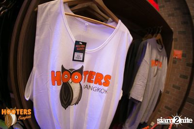 Friday Night at Hooters Bangkok, Sukhumvit Soi 15 — photo 42
