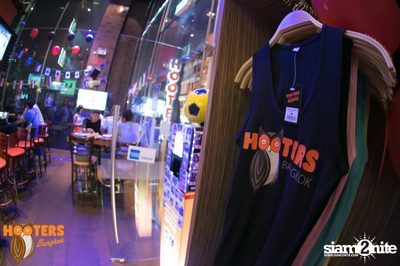 Friday Night at Hooters Bangkok, Sukhumvit Soi 15 — photo 43