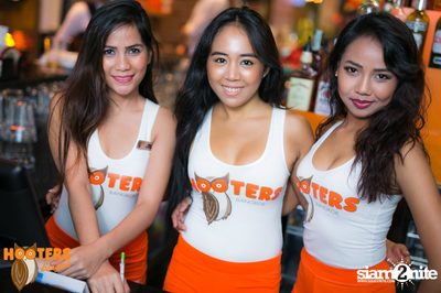 Friday Night at Hooters Bangkok, Sukhumvit Soi 15 — photo 46