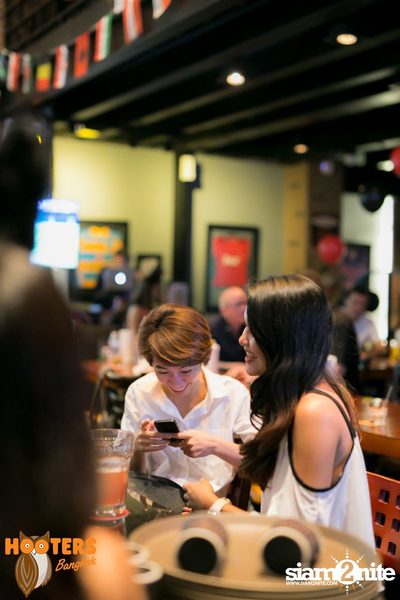Friday Night at Hooters Bangkok, Sukhumvit Soi 15 — photo 48