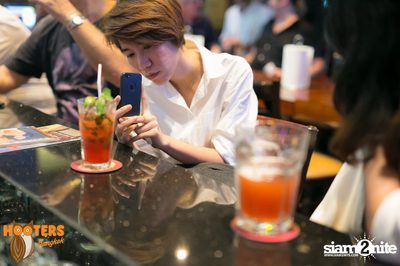 Friday Night at Hooters Bangkok, Sukhumvit Soi 15 — photo 49