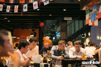 Friday Night at Hooters Bangkok, Sukhumvit Soi 15 — photo 53