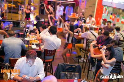 Friday Night at Hooters Bangkok, Sukhumvit Soi 15 — photo 54