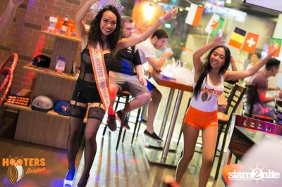 Friday Night at Hooters Bangkok, Sukhumvit Soi 15 — photo 55