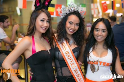 Friday Night at Hooters Bangkok, Sukhumvit Soi 15 — photo 57