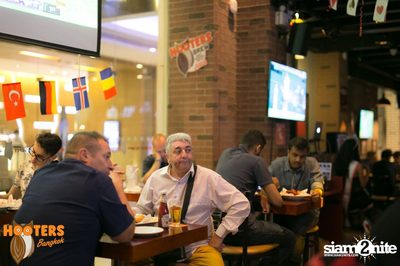 Friday Night at Hooters Bangkok, Sukhumvit Soi 15 — photo 58