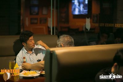 Friday Night at Hooters Bangkok, Sukhumvit Soi 15 — photo 59