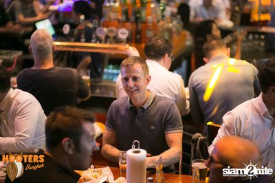 Friday Night at Hooters Bangkok, Sukhumvit Soi 15 — photo 61