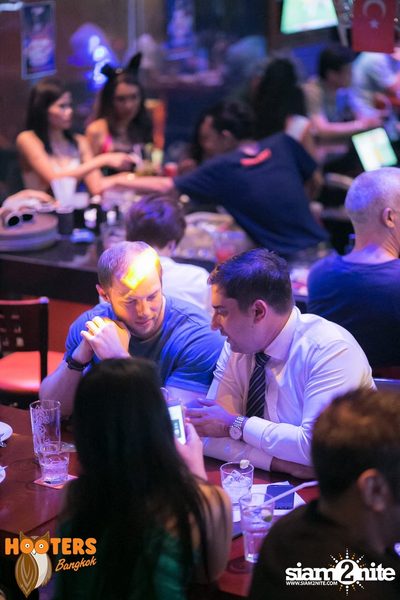 Friday Night at Hooters Bangkok, Sukhumvit Soi 15 — photo 62