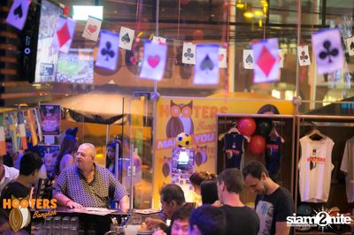 Friday Night at Hooters Bangkok, Sukhumvit Soi 15 — photo 63