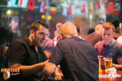 Friday Night at Hooters Bangkok, Sukhumvit Soi 15 — photo 66