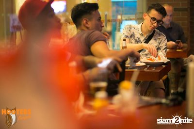 Friday Night at Hooters Bangkok, Sukhumvit Soi 15 — photo 68