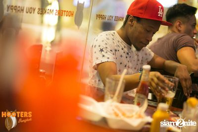 Friday Night at Hooters Bangkok, Sukhumvit Soi 15 — photo 69