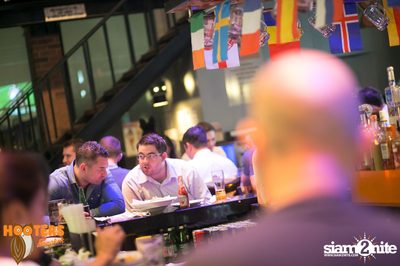 Friday Night at Hooters Bangkok, Sukhumvit Soi 15 — photo 73
