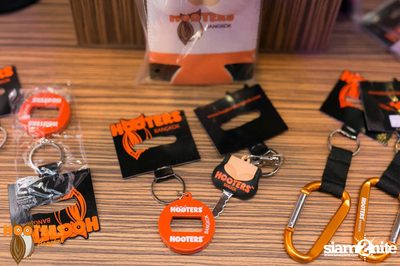 Friday Night at Hooters Bangkok, Sukhumvit Soi 15 — photo 75