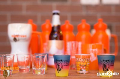 Friday Night at Hooters Bangkok, Sukhumvit Soi 15 — photo 76