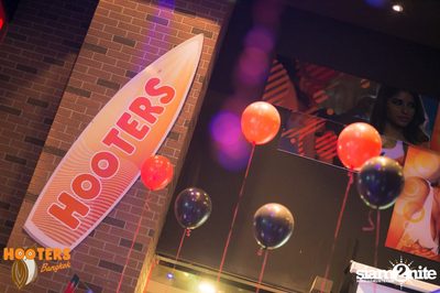 Friday Night at Hooters Bangkok, Sukhumvit Soi 15 — photo 78