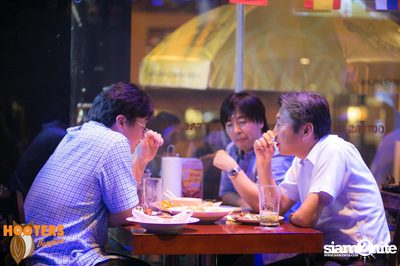 Friday Night at Hooters Bangkok, Sukhumvit Soi 15 — photo 80