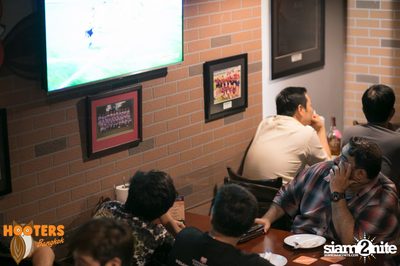 Friday Night at Hooters Bangkok, Sukhumvit Soi 15 — photo 82
